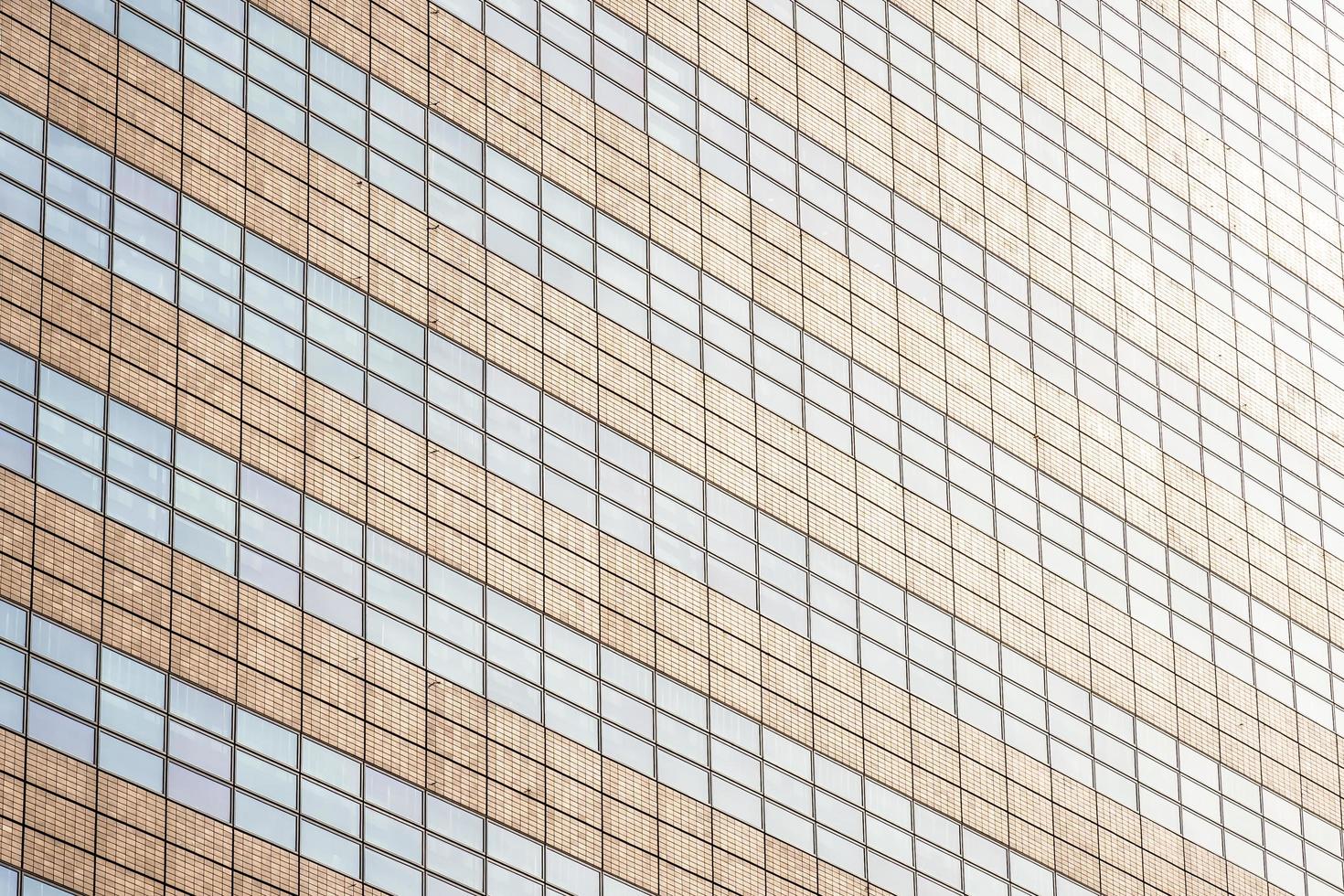 bel immeuble de bureaux d'architecture avec des textures de fenêtre en verre photo