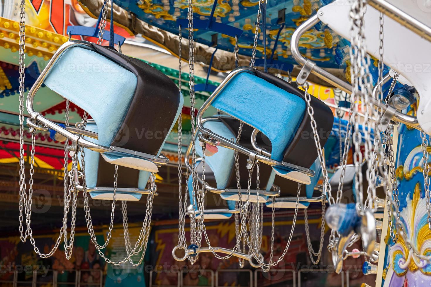 enfants chaîne carrousel à une fête foraine photo