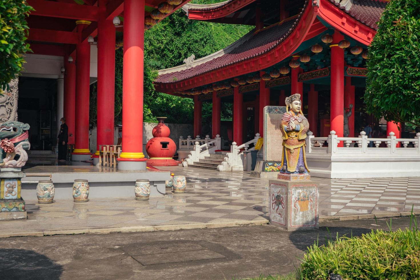 chinois temple avec Gardien statue lorsque chinois Nouveau année fête. le photo est adapté à utilisation pour chinois Nouveau année, lunaire Nouveau année Contexte et contenu médias.