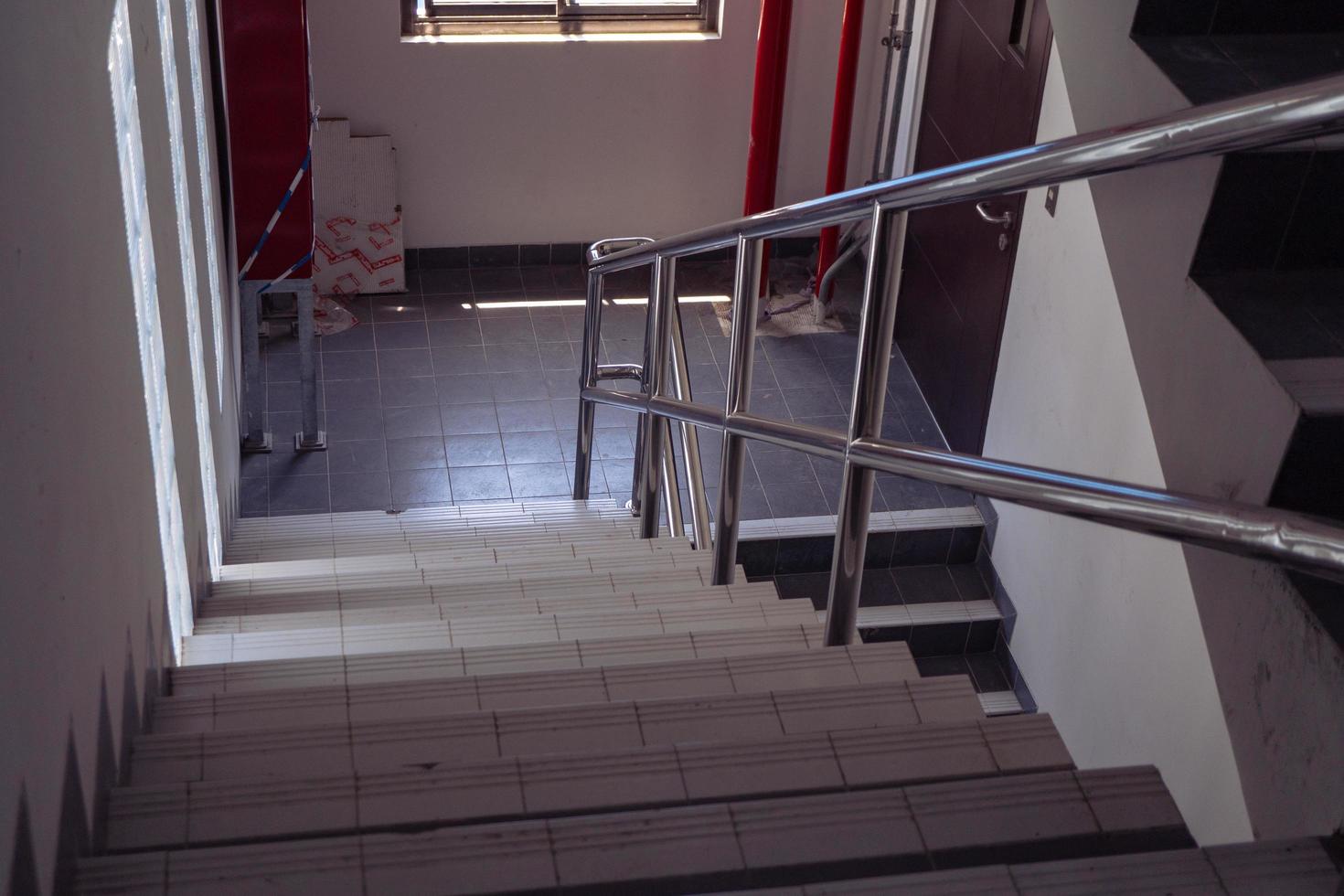 en haut escalier et vers le bas escalier sur le administrateur bâtiment. le photo est adapté à utilisation pour Bureau Contexte la photographie et contenu médias.