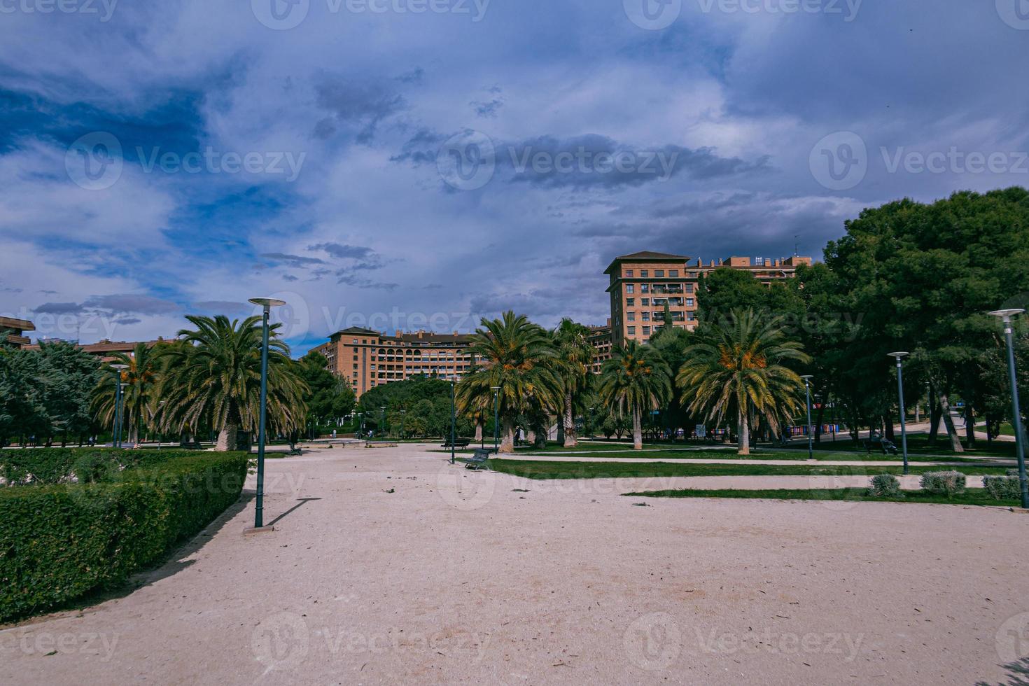 Urbain paysage avec parc et paume des arbres sur une chaud ensoleillé journée dans Saragosse Espagne photo
