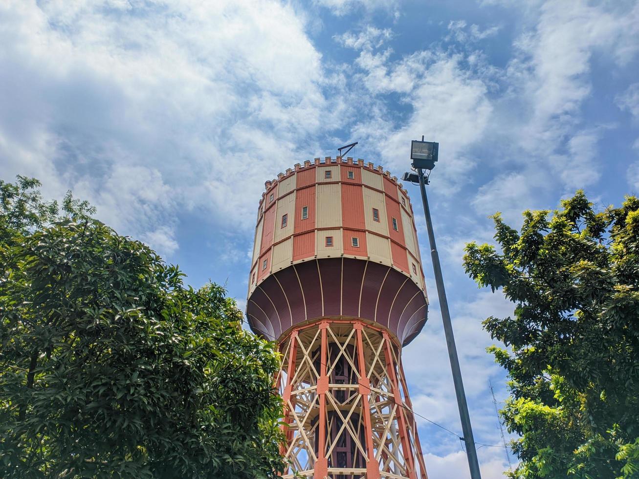 medan, Indonésie, avril 2023 - le iconique bâtiment de le ville de medan, nord Sumatra, Indonésie. tirtanadi l'eau la tour photo