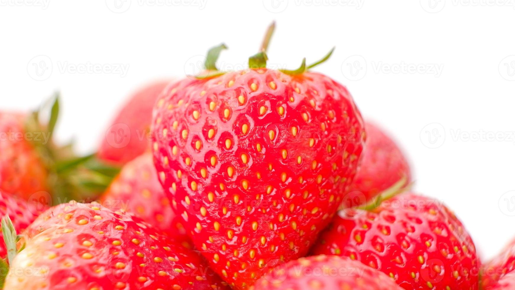 groupe de rouge des fraises isolé sur blanc arrière-plan, proche en haut. photo