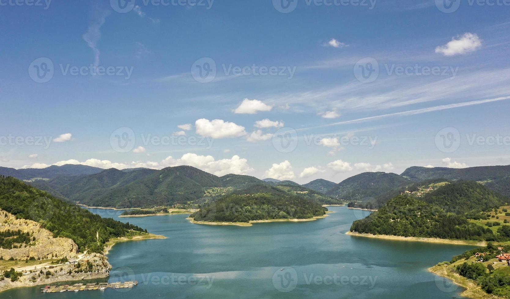 Vue sur le lac de Zaovine depuis la montagne tara en Serbie photo