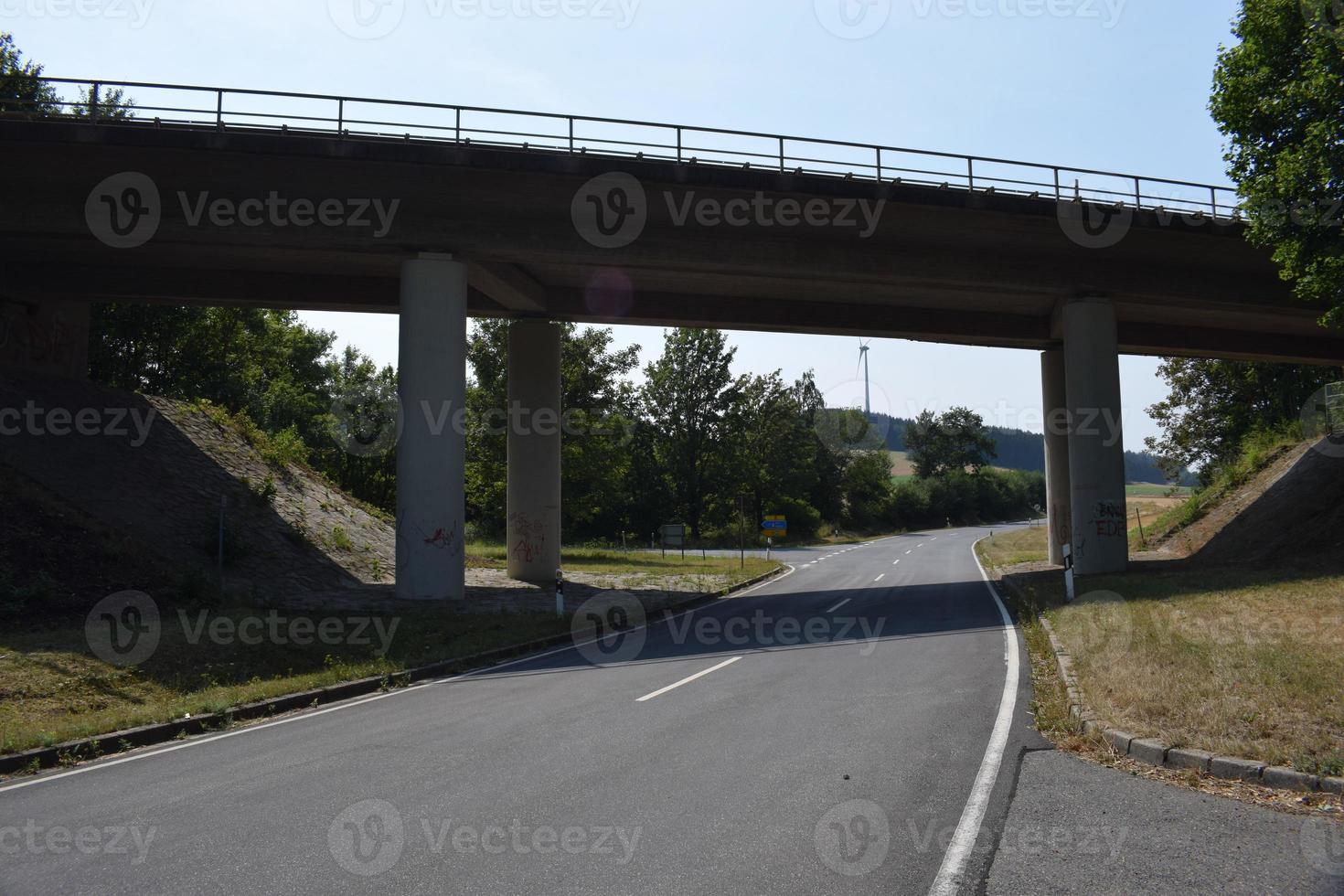 pays route en dessous de une principale route pont photo