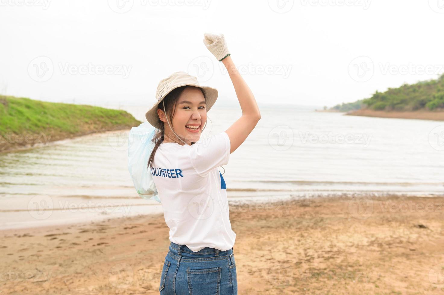bénévoles de le asiatique jeunesse communauté en utilisant ordures Sacs nettoyage en haut la nature par photo