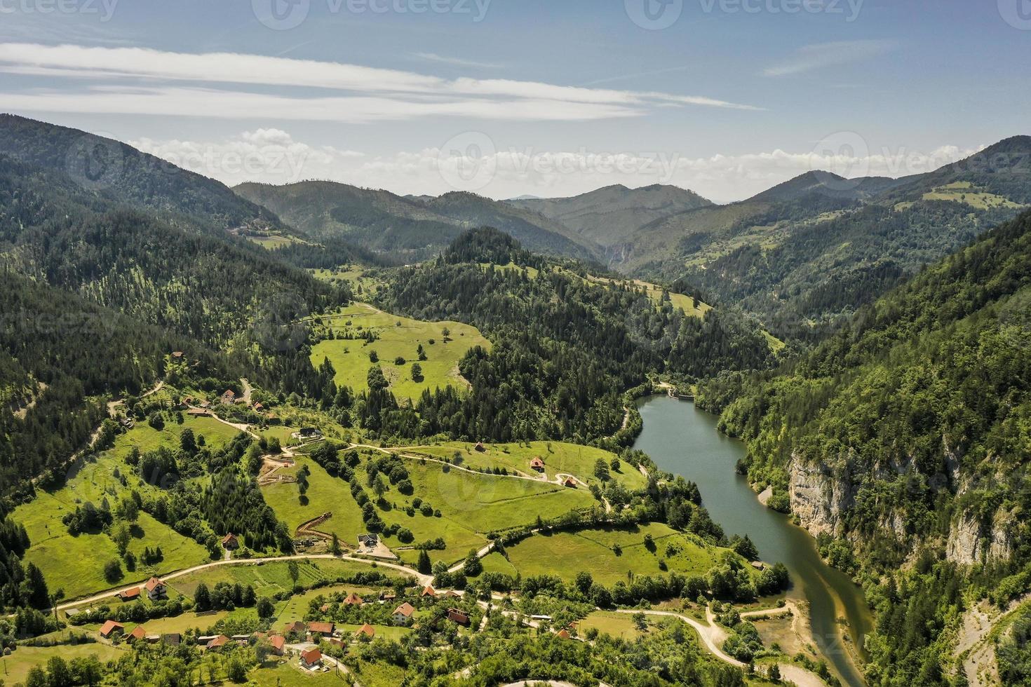 Vue sur le lac de Zaovine depuis la montagne tara en Serbie photo