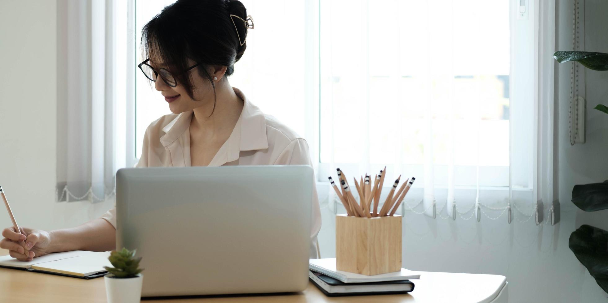 femme, écrire, notes, bureau photo