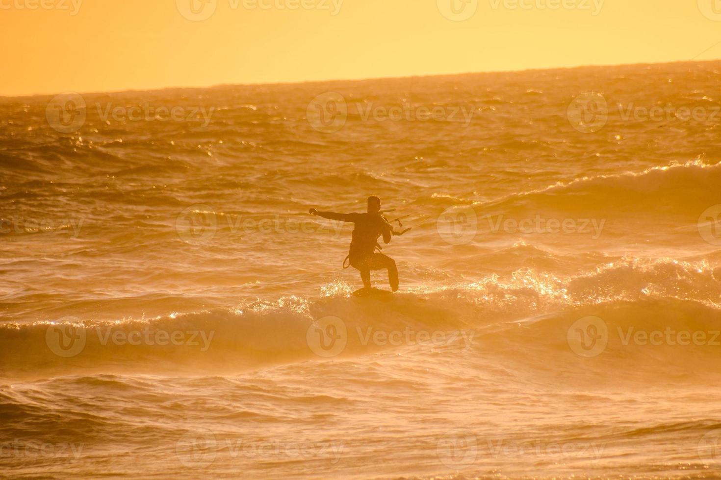 une homme Faire surfant photo