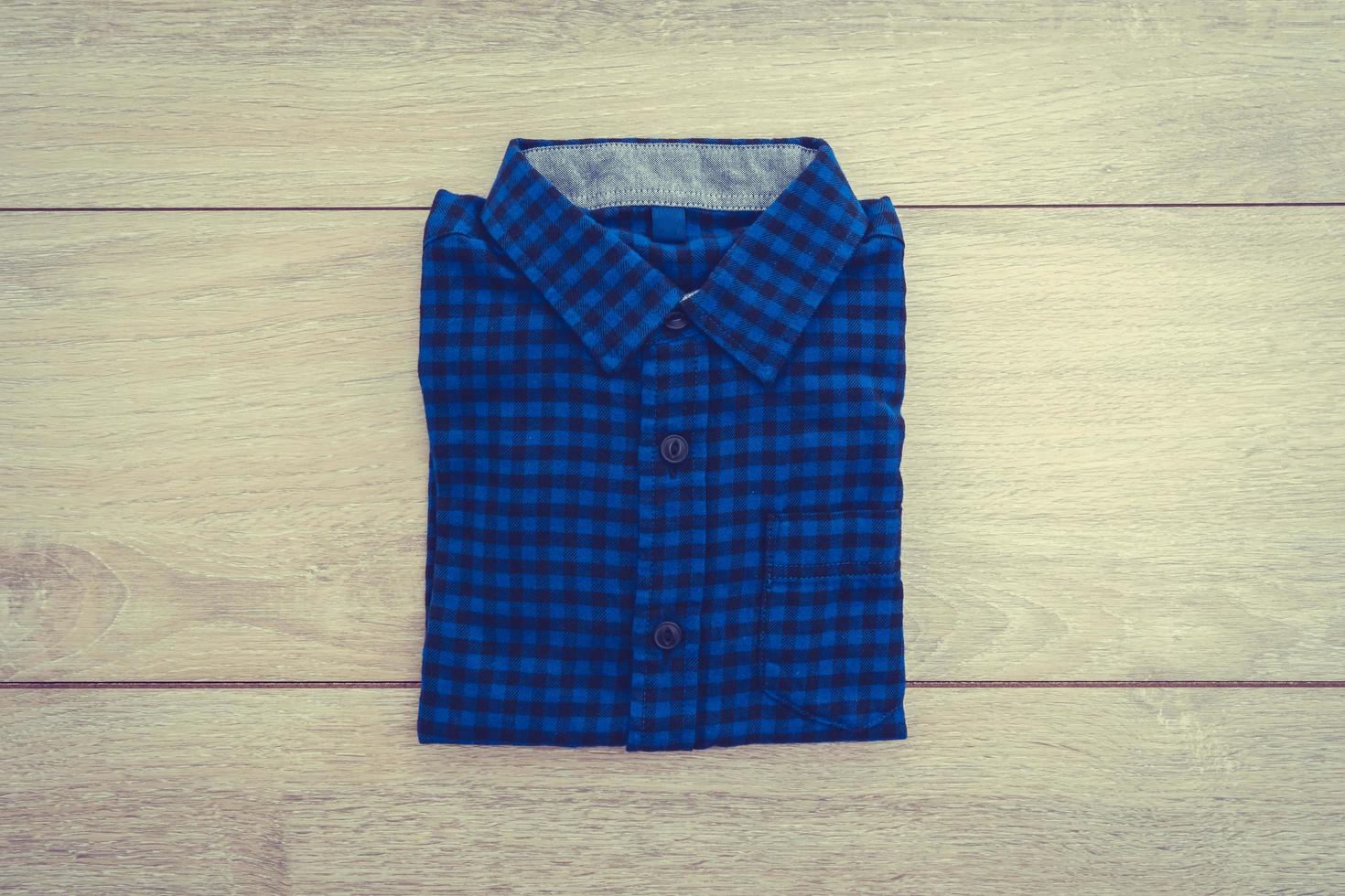 chemise sur fond en bois photo