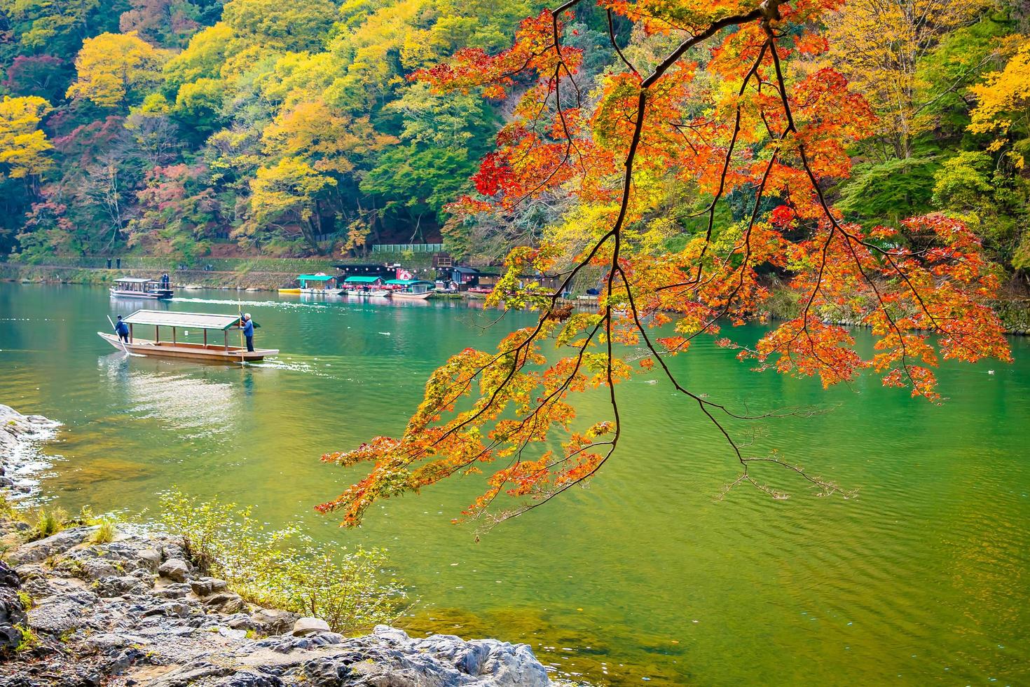 Bateau sur la rivière Arashiyama à Kyoto, Japon photo