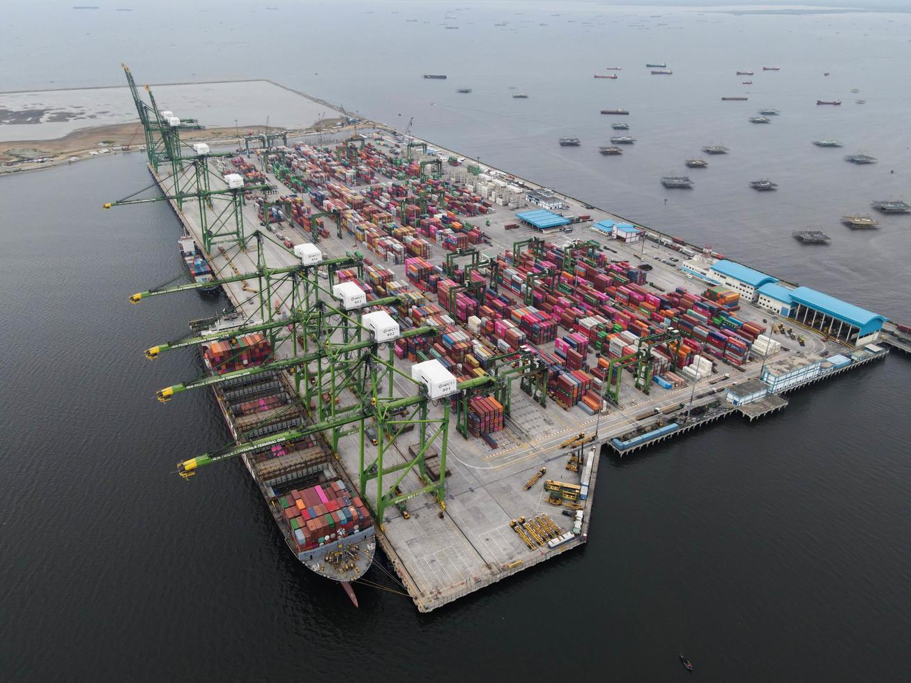 Jakarta, Indonésie 2021- vue aérienne du chargement et du déchargement de porte-conteneurs dans un port en haute mer, transport de fret d'importation et d'exportation photo