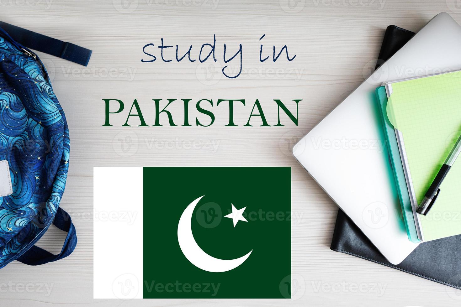 étude dans Pakistan. Contexte avec bloc-notes, portable et sac à dos. éducation concept. photo