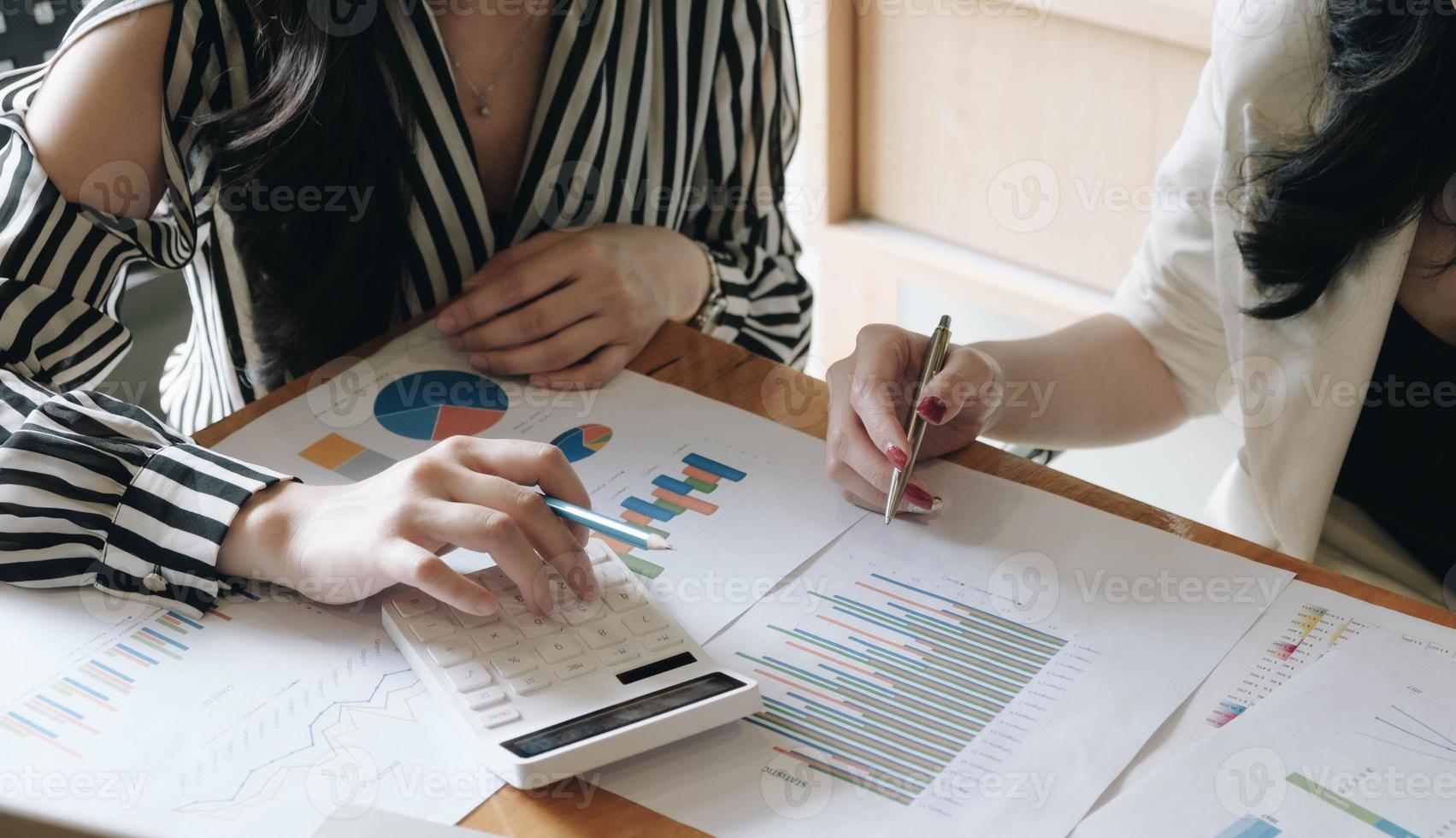 gros plan de deux professionnels vérifiant un rapport photo