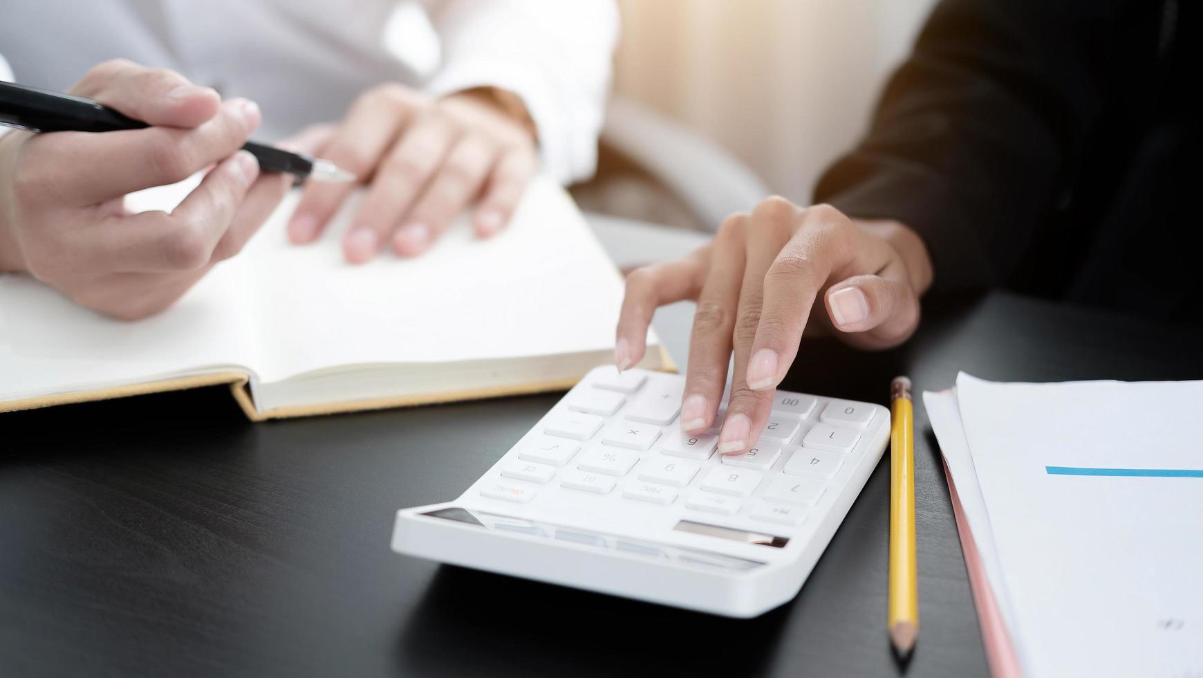 deux professionnels vérifiant les calculs photo