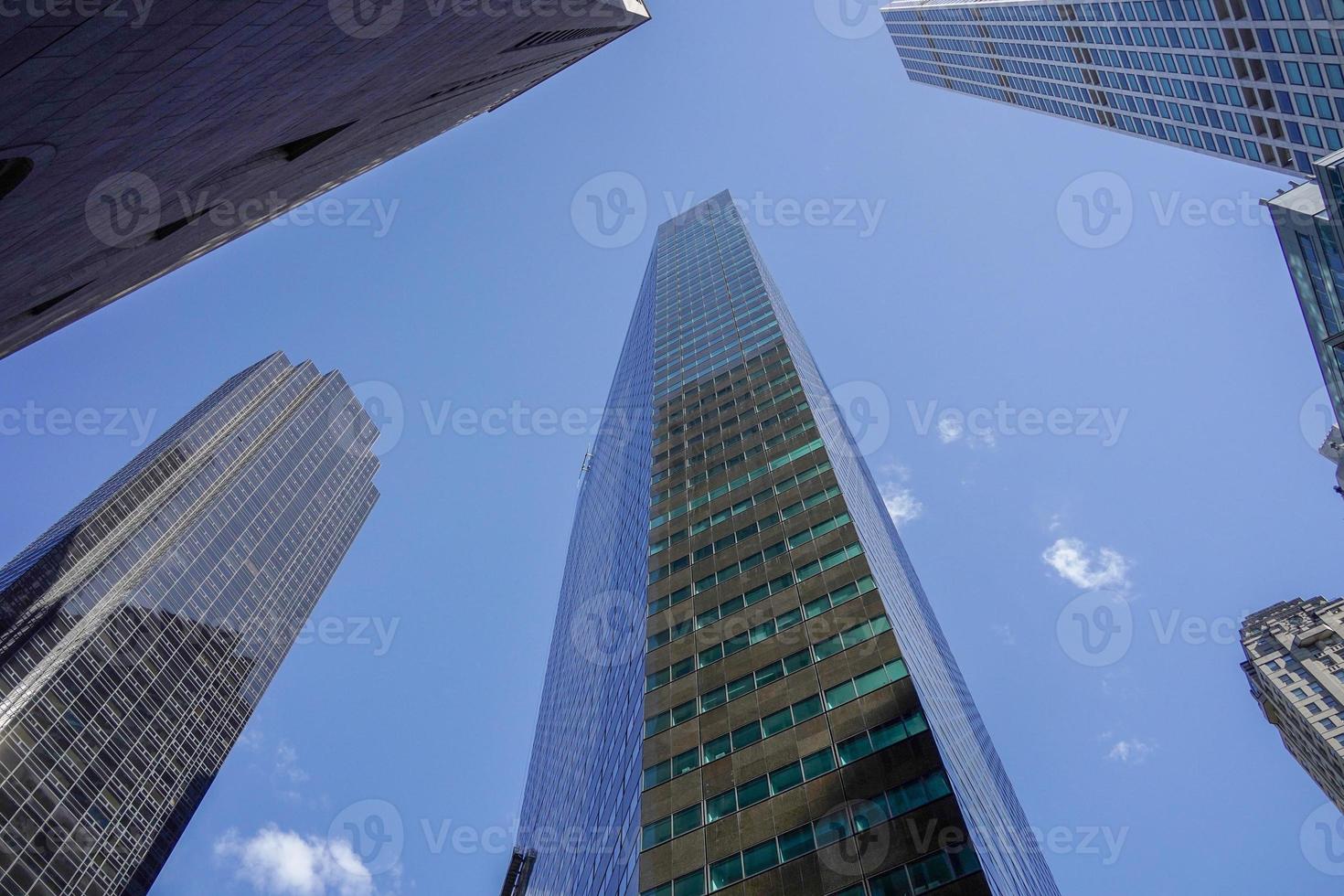 Nouveau york Manhattan grattes ciels vue de le rue à le Haut de le bâtiment sur ensoleillé clair journée photo