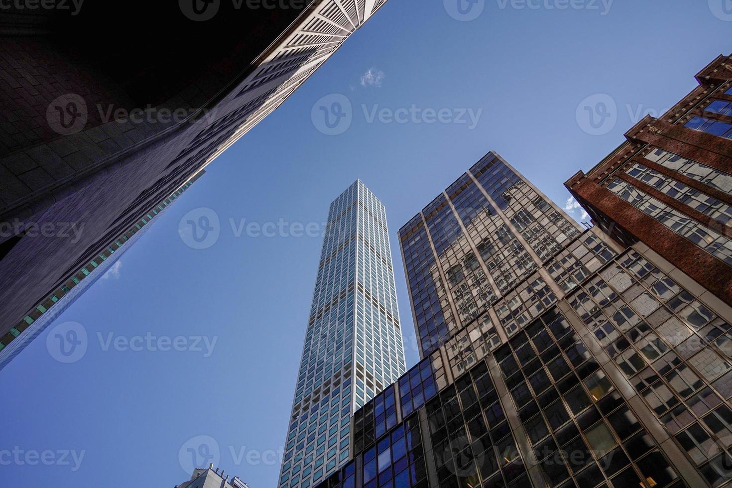 Nouveau york Manhattan grattes ciels vue de le rue à le Haut de le bâtiment sur ensoleillé clair journée photo