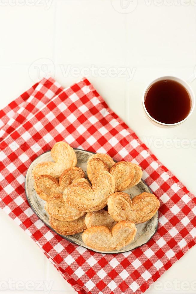 palmier, floconneux bouffée Pâtisserie avec cœur forme, enrobage avec sucre saupoudrer photo