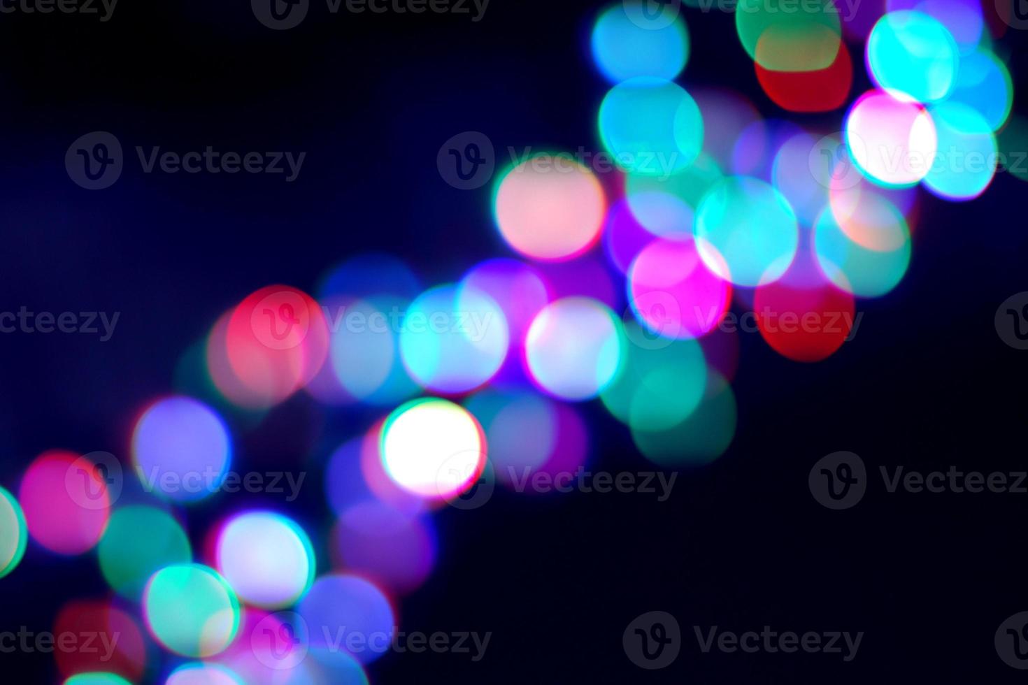 floue guirlande lumières diagonale sur foncé pour concept ou Nouveau année vacances conception photo