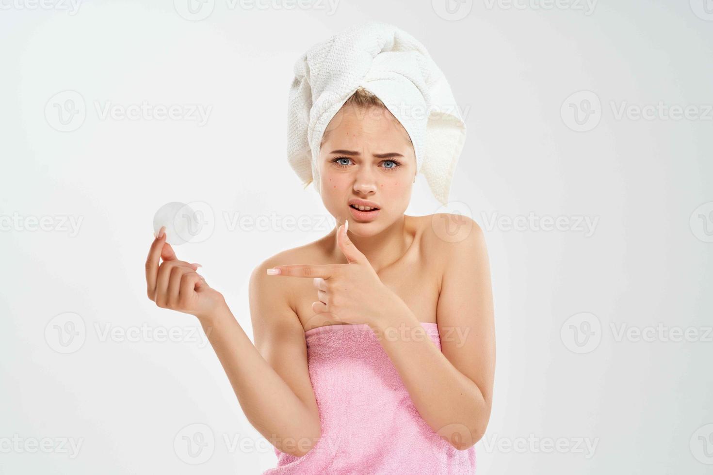 femme avec brûlé clés coton tampon nettoyer peau dermatologie se soucier photo