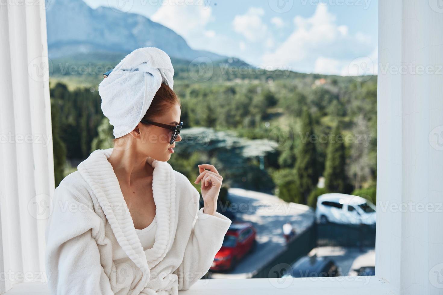 portrait de magnifique femme bien ambiance Matin montagnes paysage relaxation concept photo