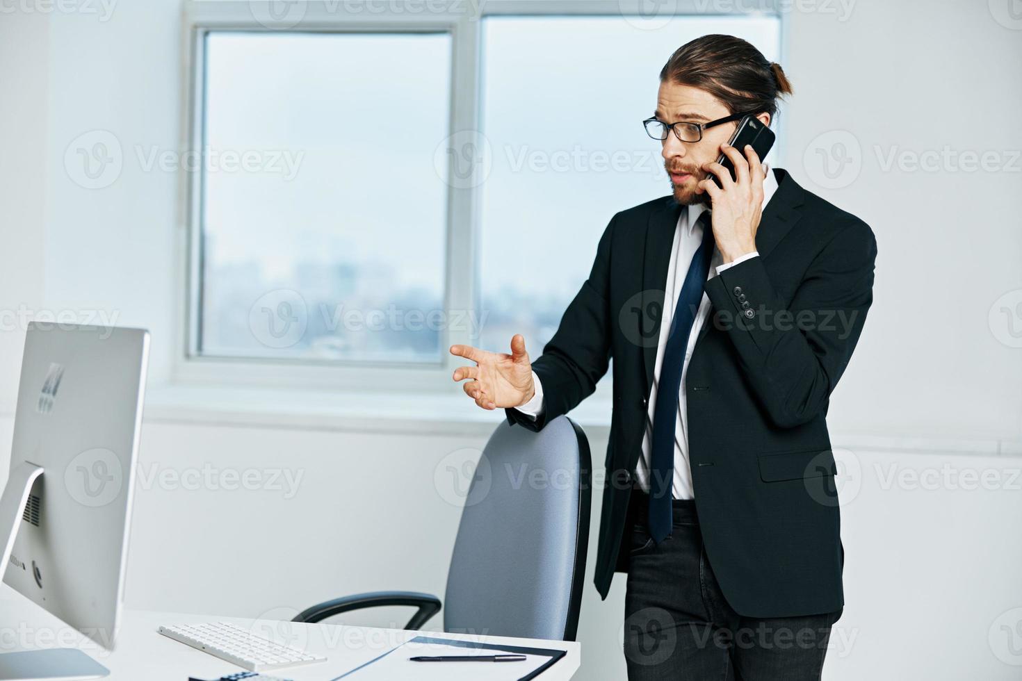 homme dans une costume près le bureau Bureau ordinateur les technologies photo