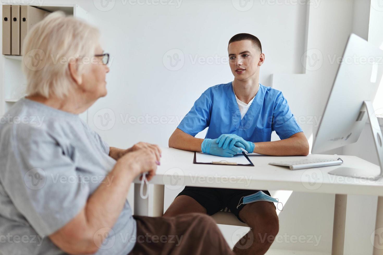 le patient est examiné par une médecin santé se soucier photo