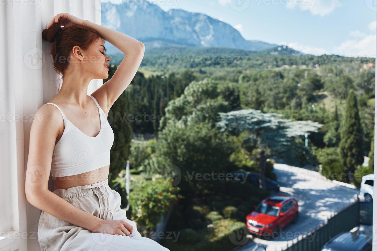 portrait de une Jeune femme confortable Hôtel luxueux vert la nature vue posant photo