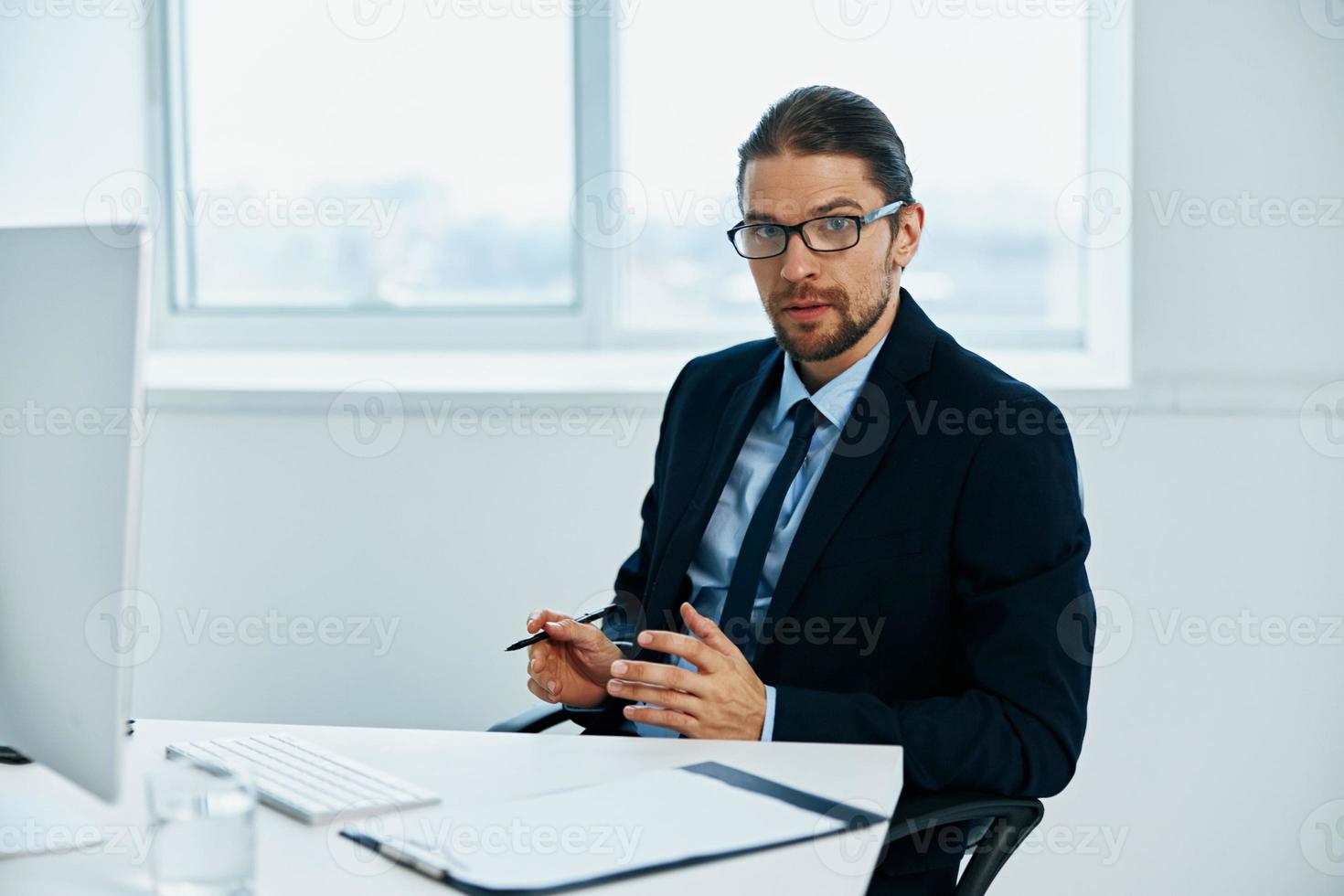 Bureau ouvrier un officiel est travail à le ordinateur exécutif photo