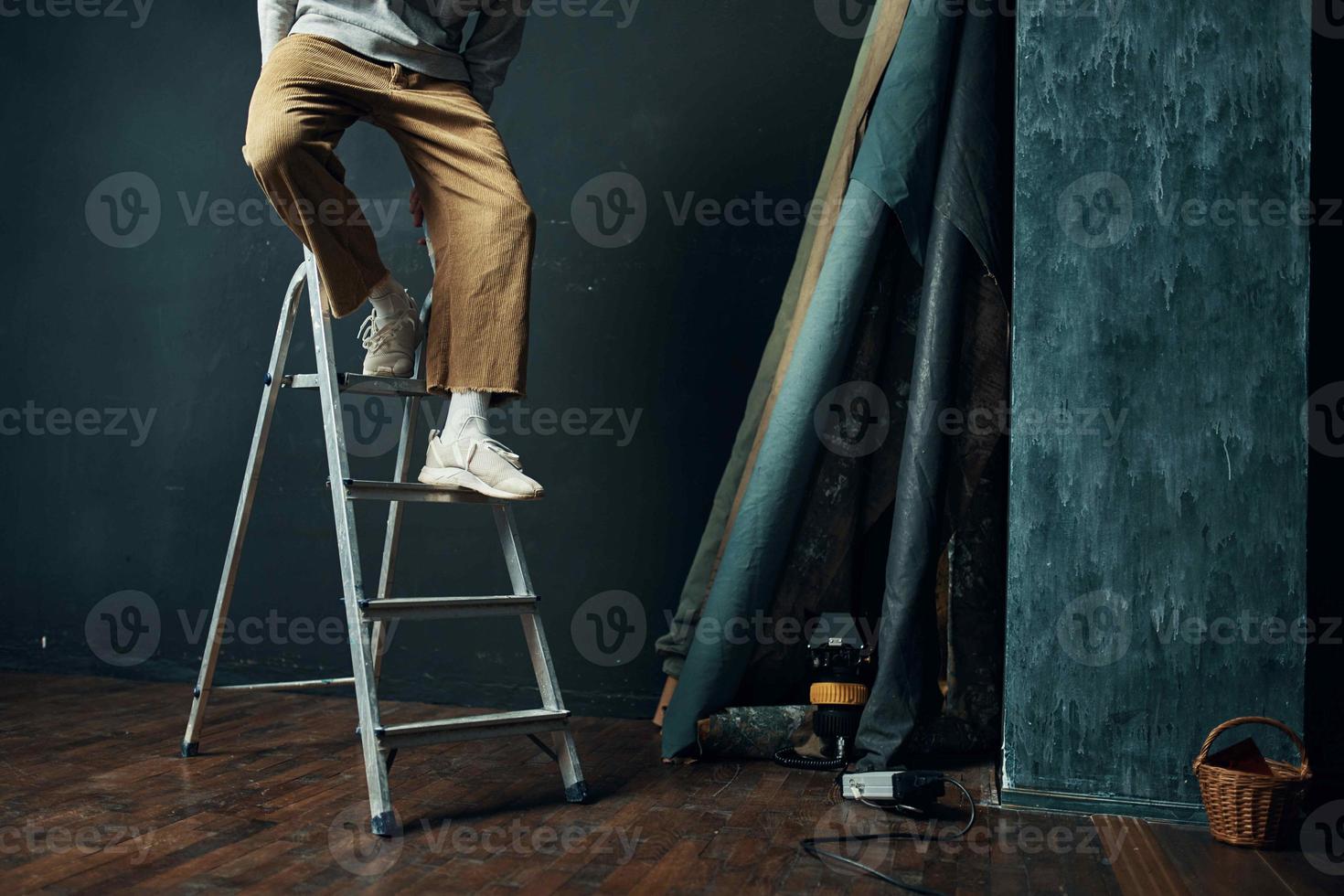 gars des stands sur le escaliers studio mode de vie rénovation photo