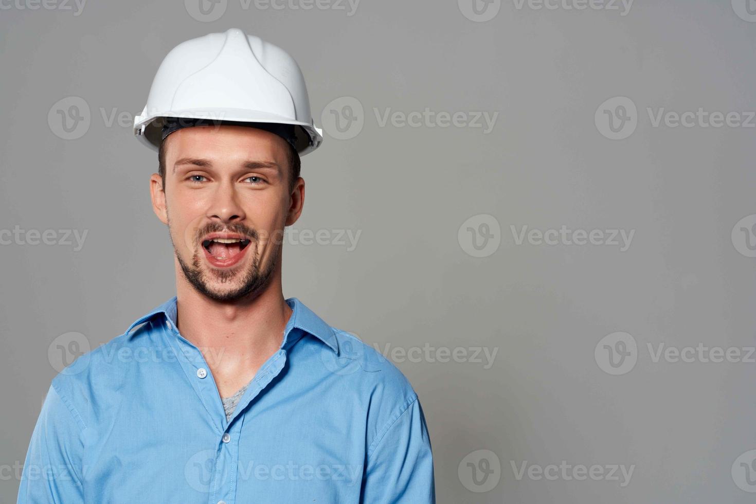 homme dans construction uniforme professionnel ingénieur travail photo