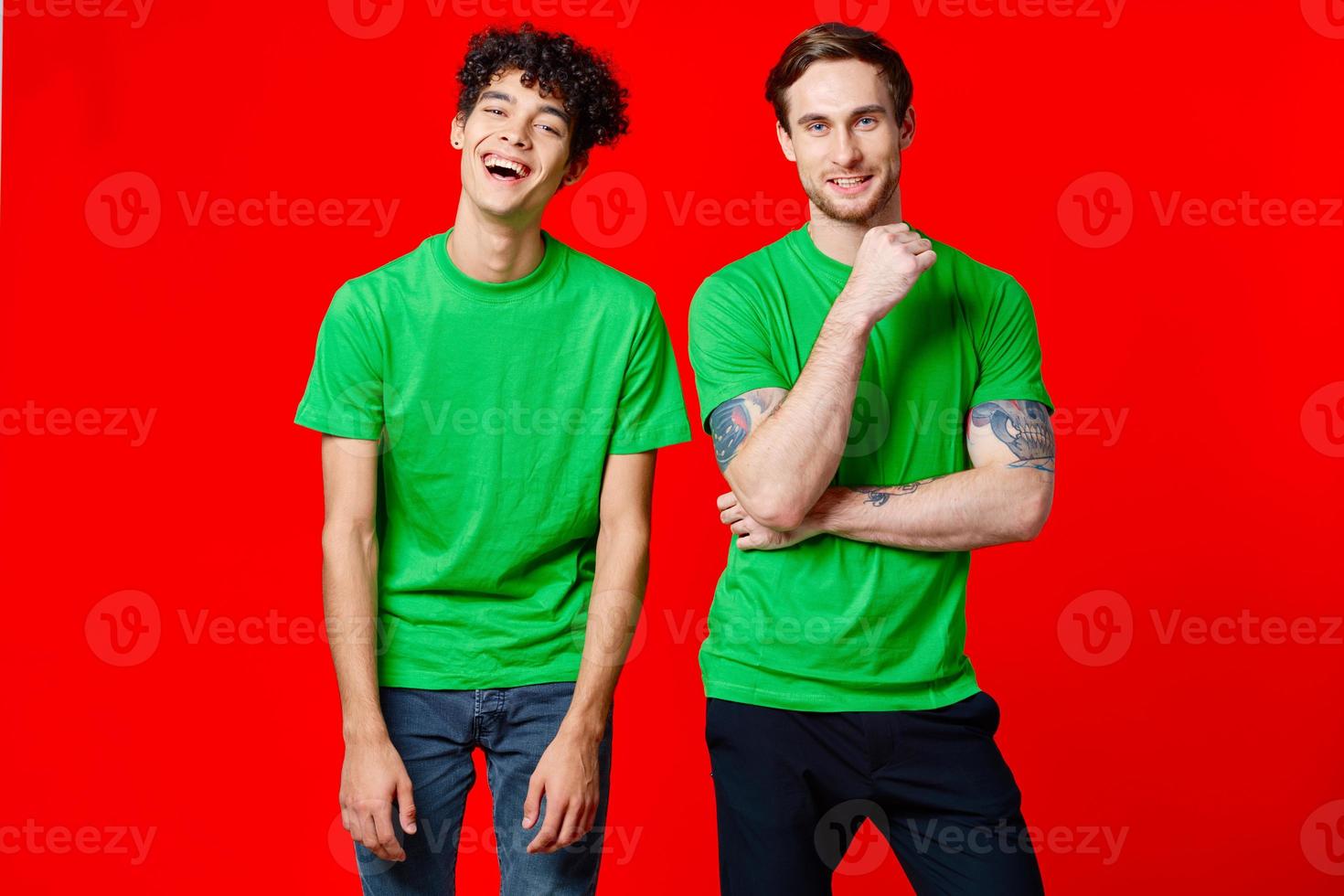 deux Hommes dans vert t-shirts sont permanent suivant à relation amicale photo