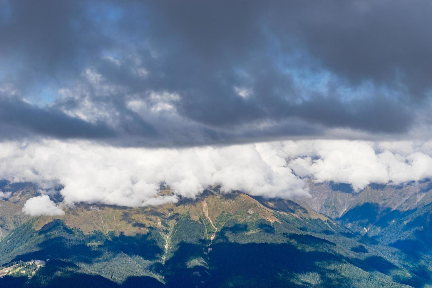 Paysage de montagne avec ciel bleu nuageux à Sotchi, Russie photo