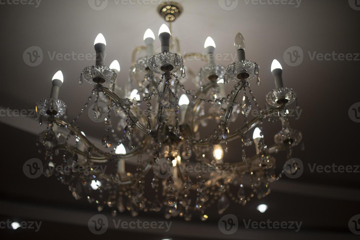 lustre avec les lampes. lumière dans intérieur. antique verre lustre. photo