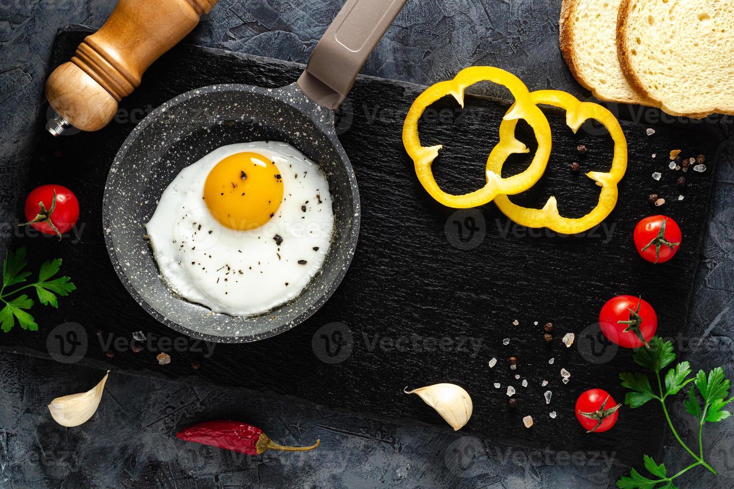 frit des œufs dans une friture la poêle avec Frais des légumes et épices. concept pour menu et publicité. photo