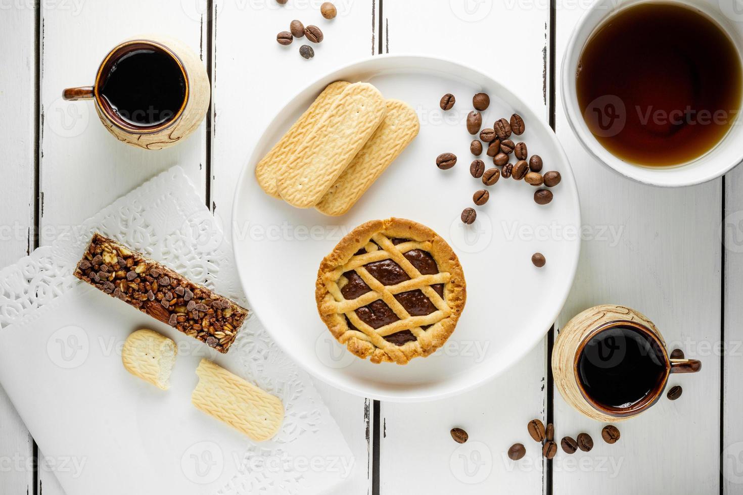 café avec biscuit, sucré Matin petit déjeuner avec copie espace pour menu, blanc arrière-plan, fond d'écran photo