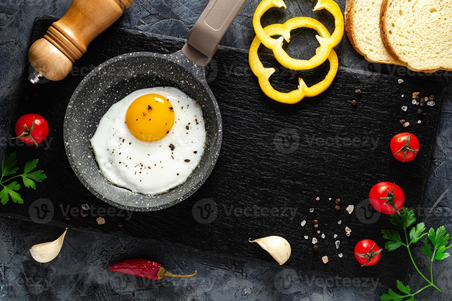 frit des œufs dans une friture la poêle avec Frais des légumes et épices. concept pour menu et publicité. photo