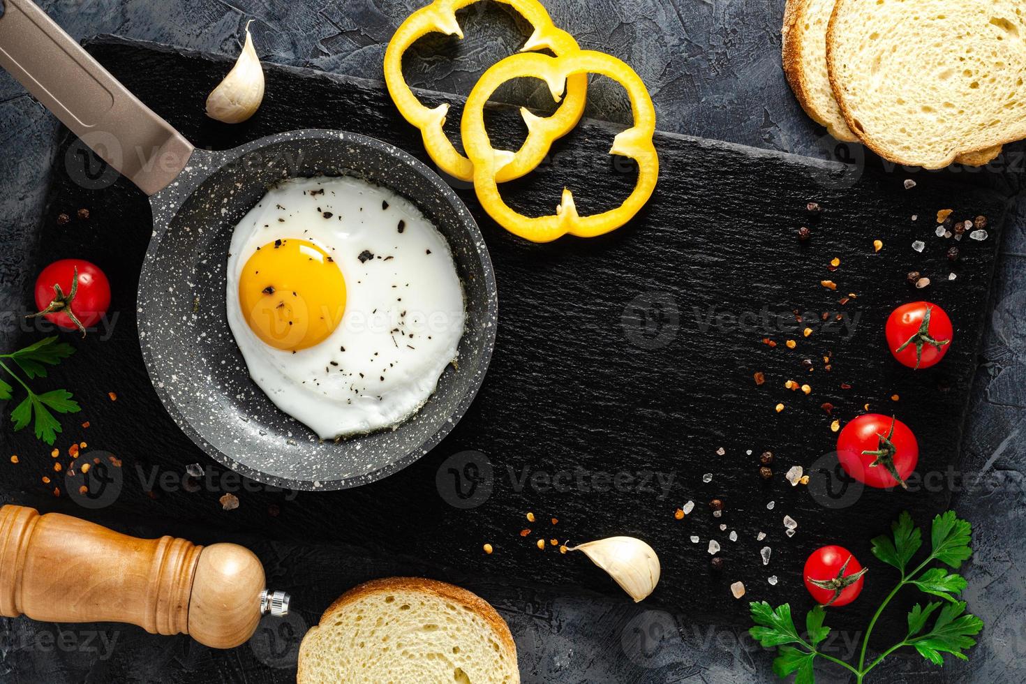 frit des œufs dans une friture la poêle avec Frais des légumes et épices. concept pour menu et publicité. photo