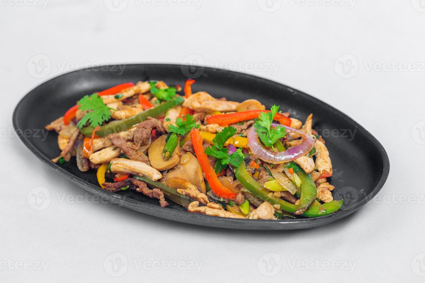 poulet champignon et latin remuer frire recette servi sur une grésillant plaque. poulet fajita recette, asiatique recettes. photo