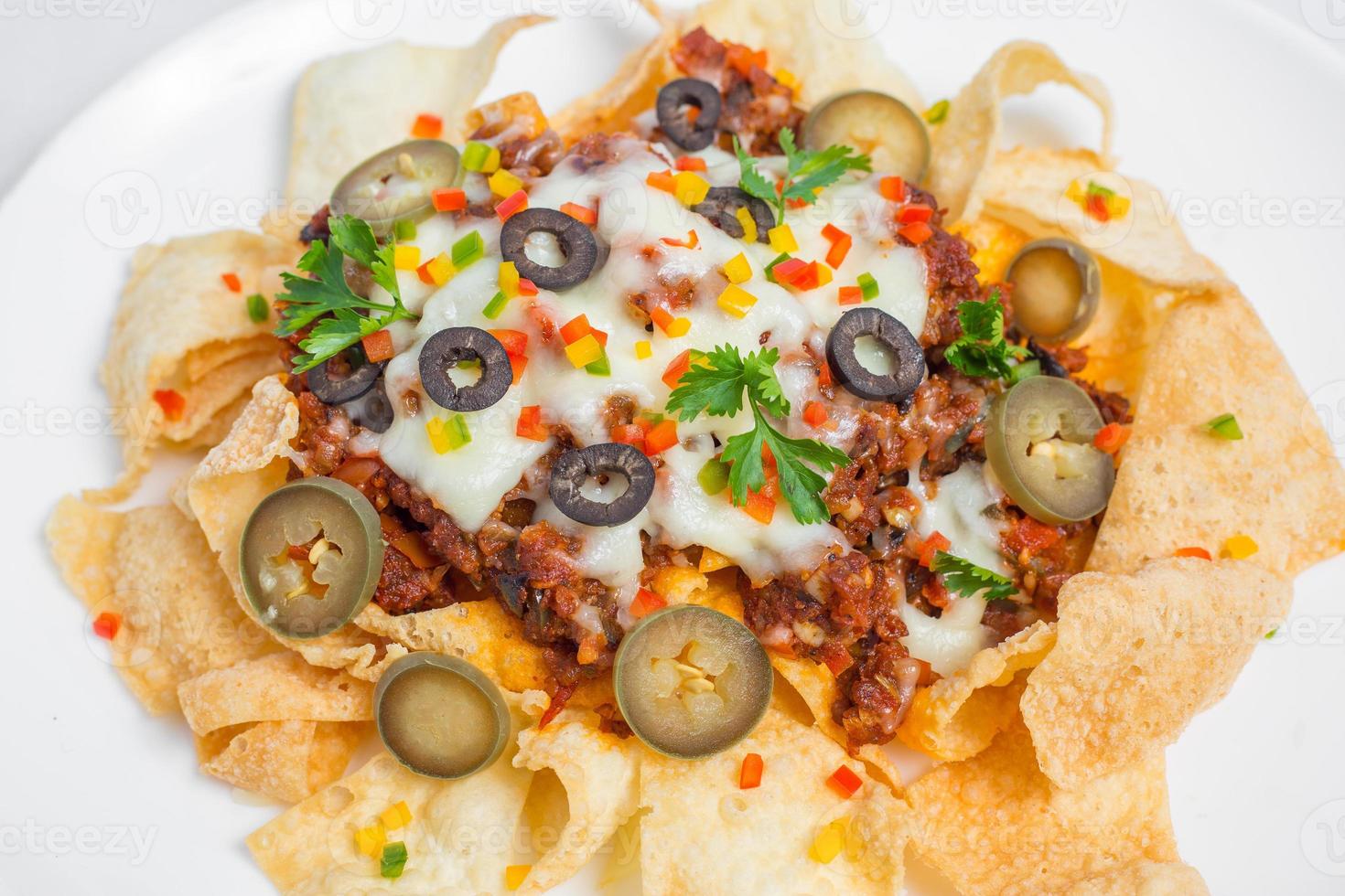 mexicain célèbre nourriture épicé sol du boeuf Nachos. chauffé croquant tortilla frites avec fondu fromage et jalapeno servi une casse-croûte aliments. photo