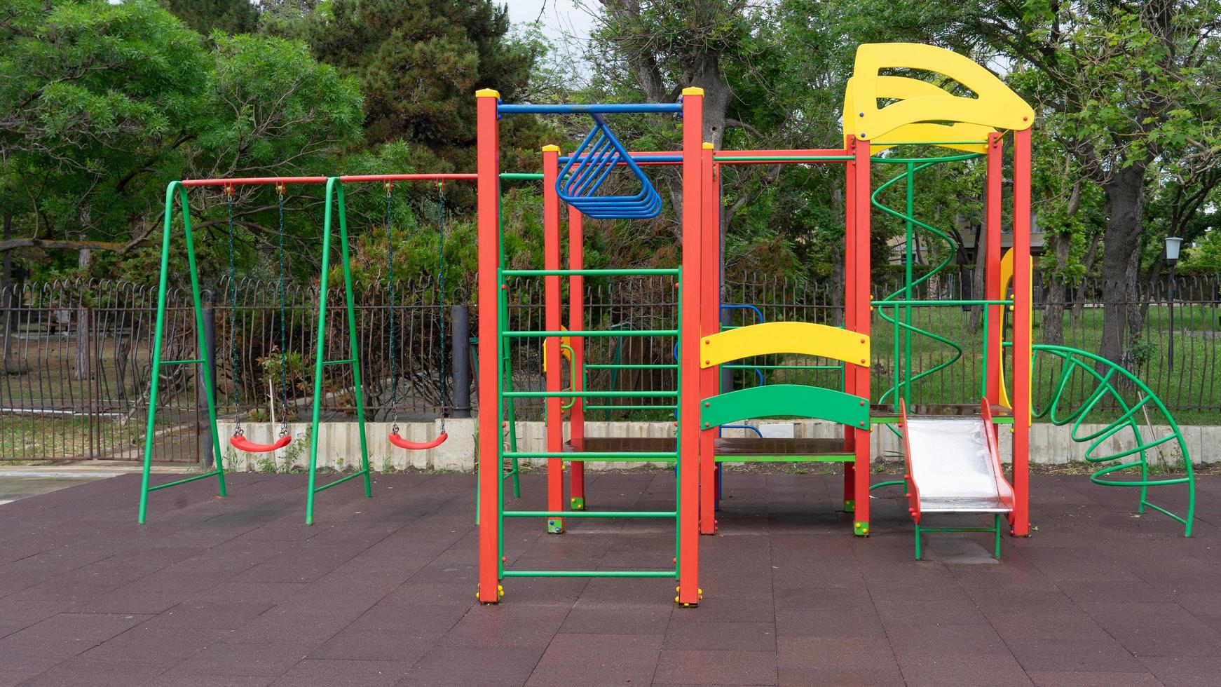 Équipements de jeux colorés dans un parc public à Sudak, Crimée photo