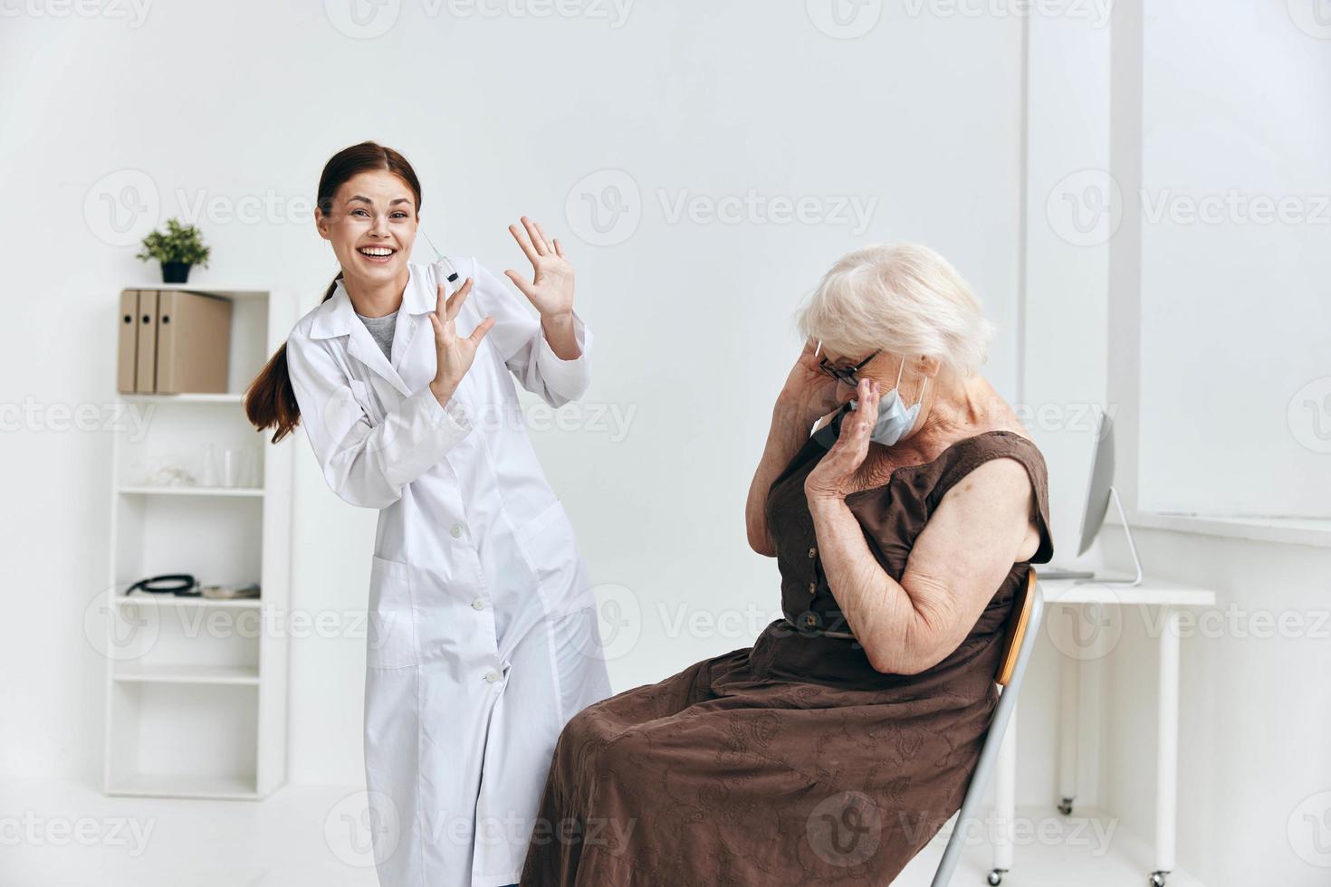 personnes âgées femme à le médecins rendez-vous injection dans le bras vaccin passeport photo