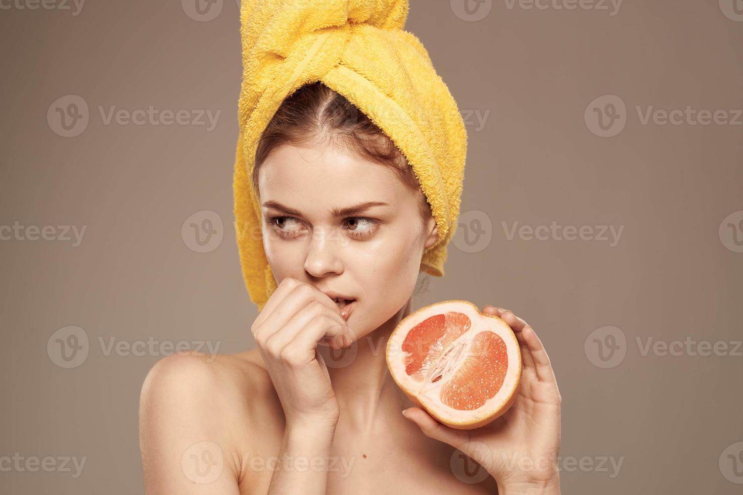 jolie femme pamplemousse dans main nettoyer peau vitamines santé photo
