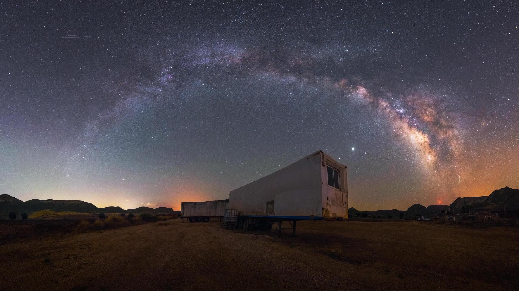 Voie lactée au-dessus d'un camion dans le désert photo