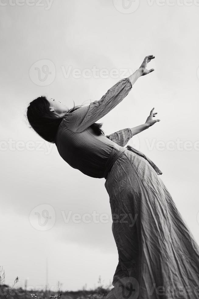 jolie femme dans robe spectaculaire style émotions posant noir et blanc photo