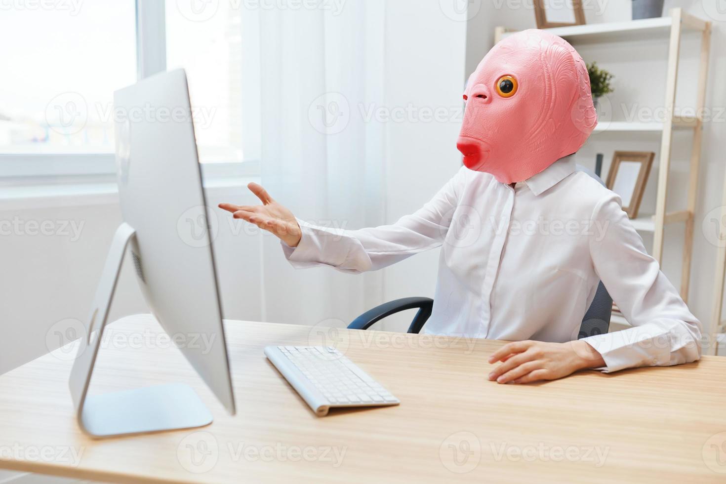 en colère femme d'affaires dans rose poisson masque en hurlant à bureau rage après ordinateur Logiciel crash Erreur à lieu de travail dans moderne bureau. fou réalisateur travail en ligne dans financier société. copie espace photo