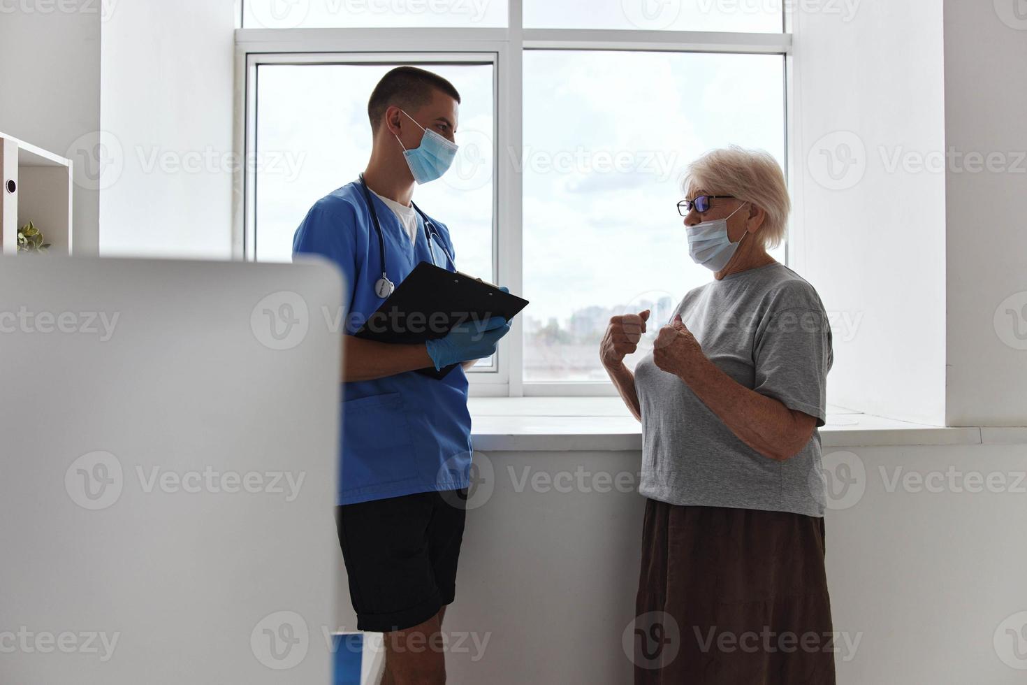 patient visite à le médecin la communication hôpital Bureau photo