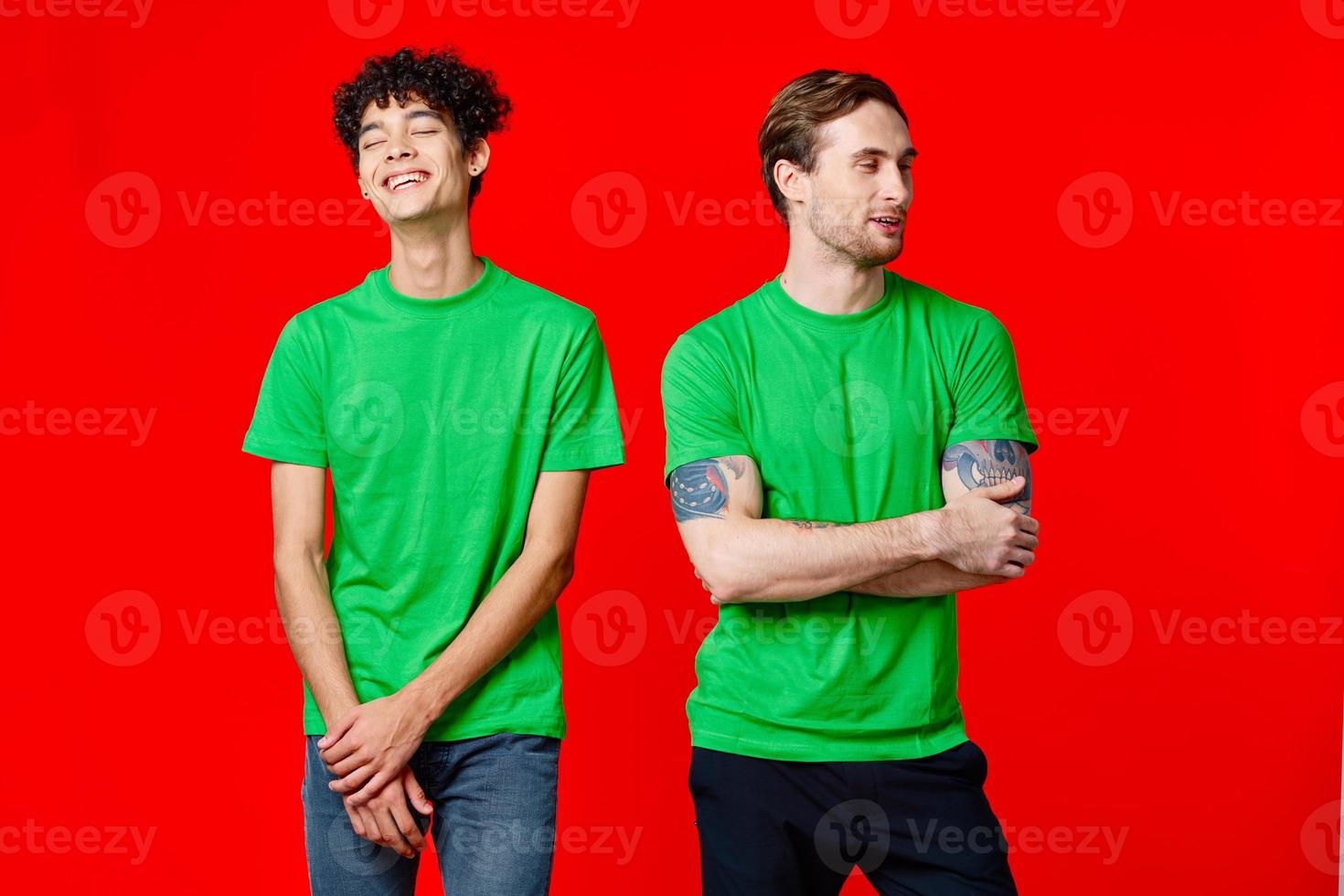 deux Hommes dans vert t-shirts sont permanent suivant à relation amicale photo