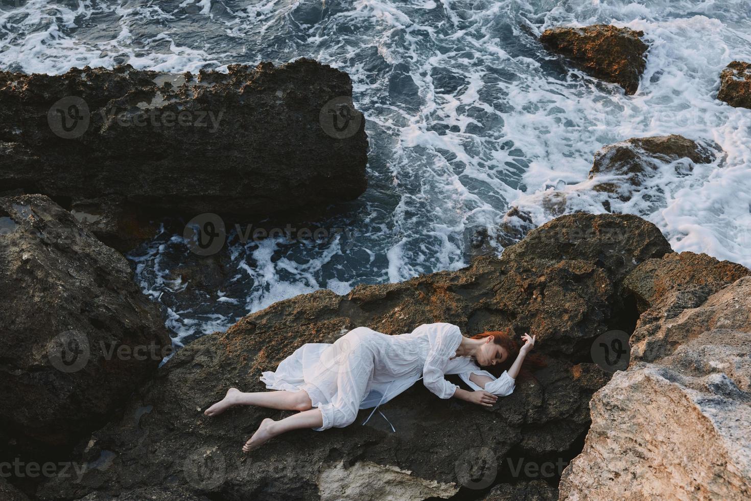 magnifique la mariée dans blanc mariage robe sur mer rive humide cheveux inchangé photo