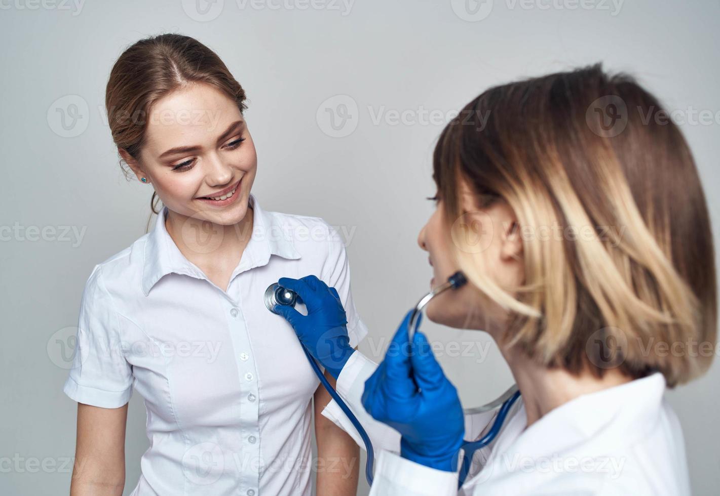 composition médecin dans une foule et dans bleu gants et une patient dans une blanc T-shirt sur une lumière Contexte photo